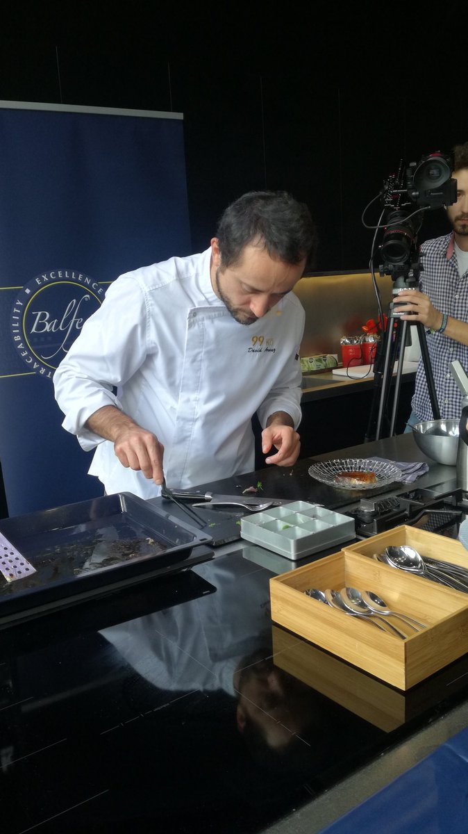 Brochazos's tweet photo. David Arauz, chef del Restaurante 99KOSushi Bar elabora un Kamaotoro de #Atún. EL #Kamaotoro, conocido también como #Papalana, se compone de una parte del hueso en el que hay una carne escondida, la Kama, y una parte alta, el Otoro. #loschefsdelatunrojobalfego https://t.co/9FdCF4ay0x