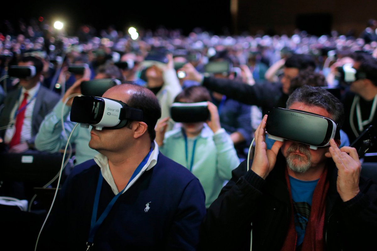 🔈Ya están a la venta las entradas para los 10 pases de cortos de realidad virtual que tendrán lugar en el <a href="/TEATROZORRILLA/">TEATRO ZORRILLA</a> los días 25 y 26. Únicamente podrán entrar 20 personas por pase, así que... ¡consigue ya la tuya en seminci.es! 🎟 #63Seminci #SeminciTransmedia