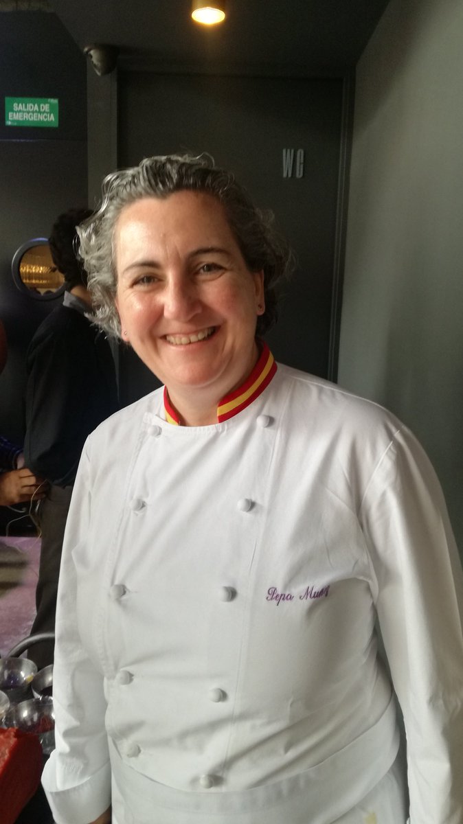 Brochazos's tweet photo. Pepa Muñoz del restaurante El Qüenco de Pepa, prepara un guiso tradicional, #Marmitako de #morrillo de #atún en #escabeche Uno de los 5 platos que tiene en su carta.En una de las fotos con el director general de Balfegó, Juan Serrano. @PepaRestaurants #loschefsdelatunrojobalfego https://t.co/tMvAANQElY