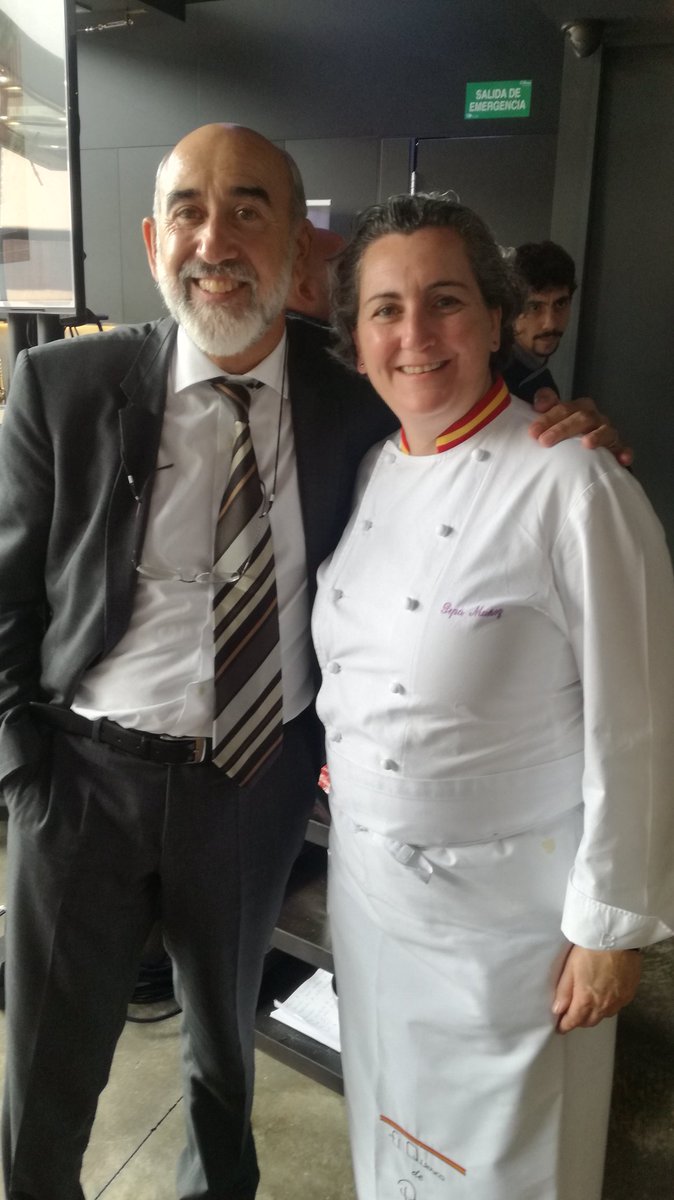 Brochazos's tweet photo. Pepa Muñoz del restaurante El Qüenco de Pepa, prepara un guiso tradicional, #Marmitako de #morrillo de #atún en #escabeche Uno de los 5 platos que tiene en su carta.En una de las fotos con el director general de Balfegó, Juan Serrano. @PepaRestaurants #loschefsdelatunrojobalfego https://t.co/tMvAANQElY