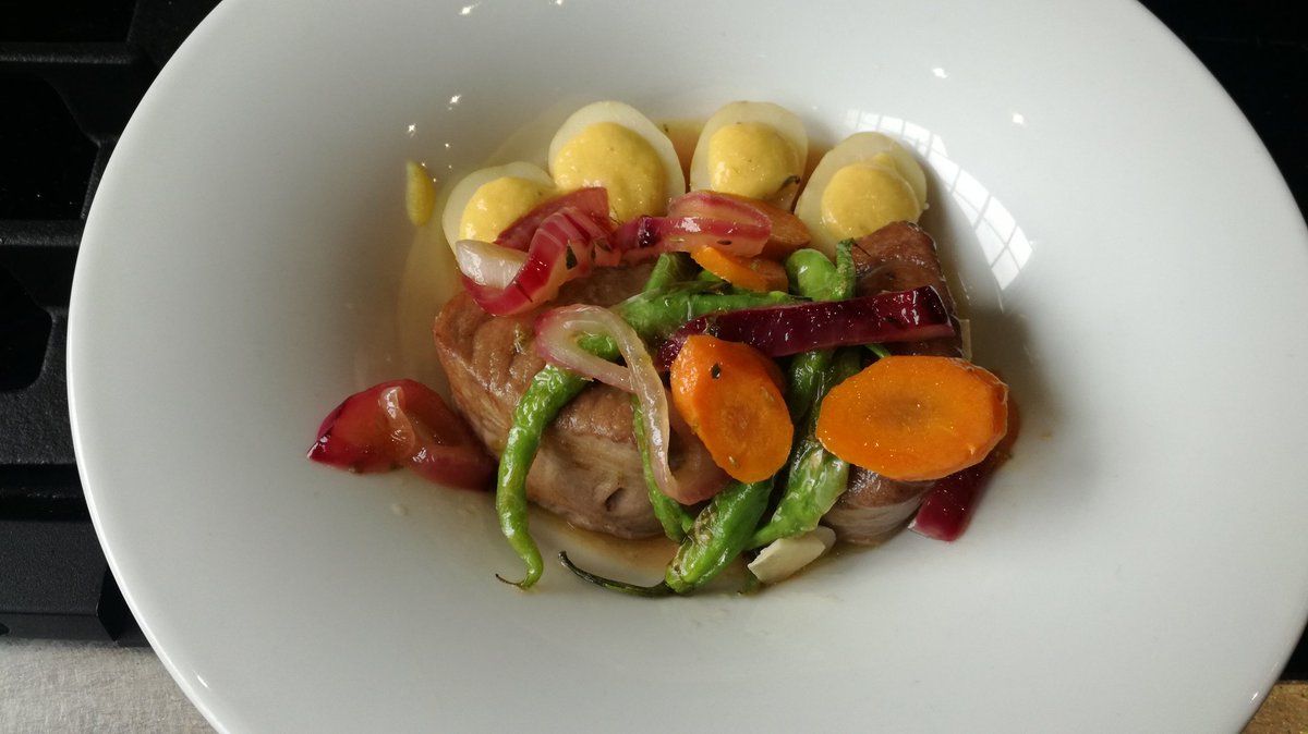 Brochazos's tweet photo. Pepa Muñoz del restaurante El Qüenco de Pepa, prepara un guiso tradicional, #Marmitako de #morrillo de #atún en #escabeche Uno de los 5 platos que tiene en su carta.En una de las fotos con el director general de Balfegó, Juan Serrano. @PepaRestaurants #loschefsdelatunrojobalfego https://t.co/tMvAANQElY