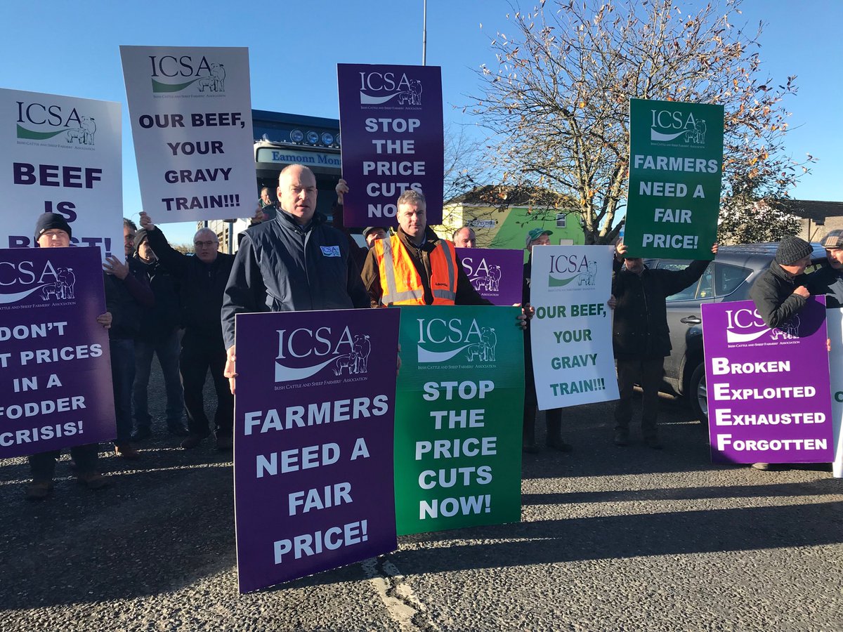 ⁦⁦<a href="/ICSAIreland/">ICSA</a>⁩ takes no levies! ICSA president Patrick Kent &amp; beef chair Edmund Graham lead the protest at Dawn Meats in Bsllyhaunis #Beef #ICSA #FightingForFarmers