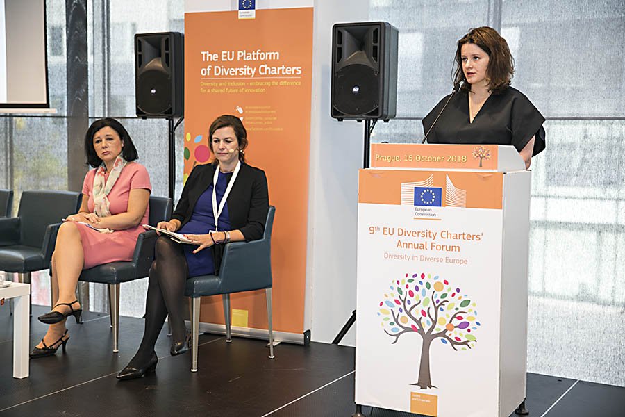 83 % evropských firem: diverzita má pozitivní vliv na byznys. 79 % Evropanů chce podporu diverzity na pracovišti. O tom jsme mluvili na 9. výroční setkání Charty diverzity – mimo jiné za účasti eurokomisařky Věry Jourové a ministryně Jany Maláčové. #DiversityEU #DiversityCharters