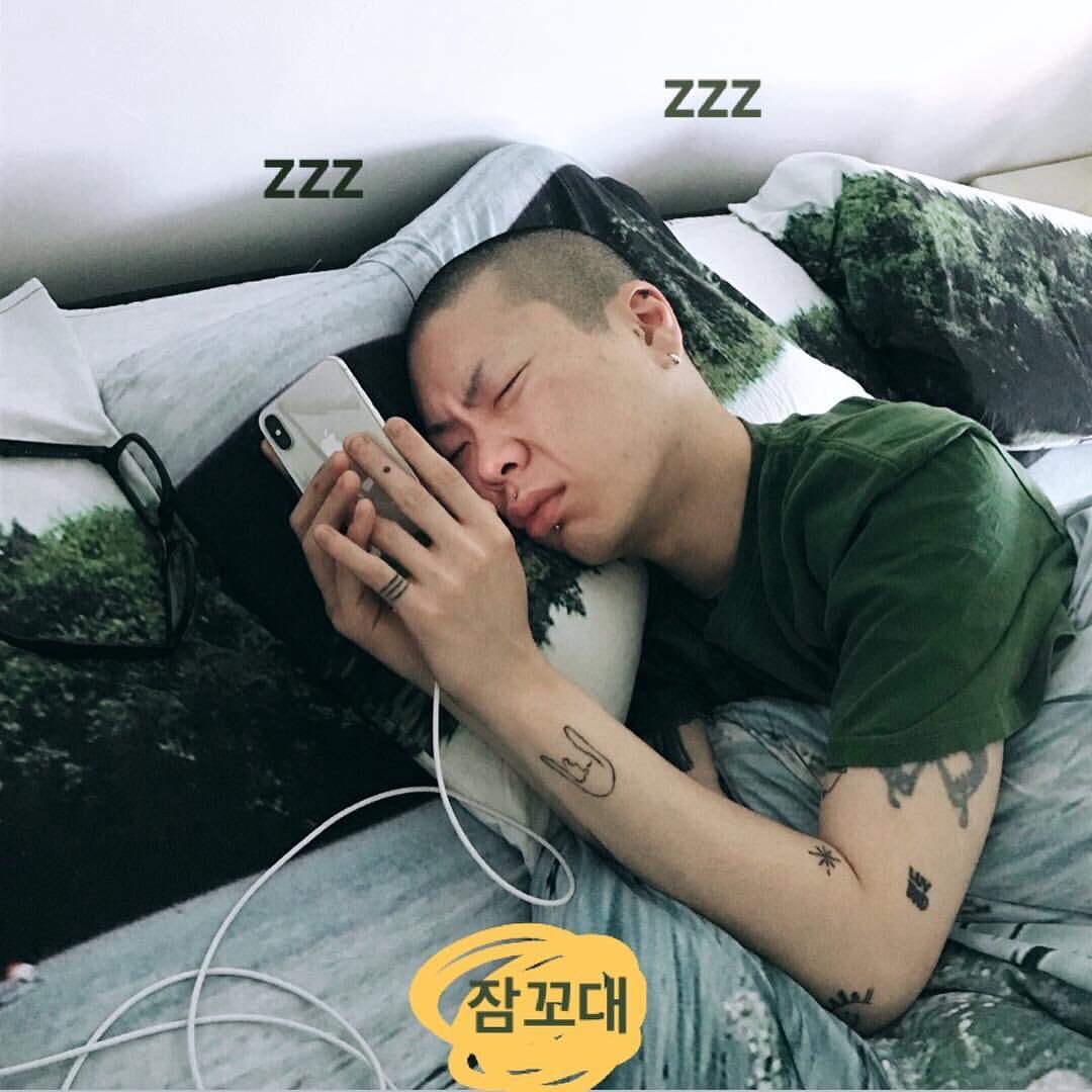 hyukoholic_'s tweet photo. เพลง Sleep Talk ที่ชายโอไปร่วมฟีทให้อัลบั้ม ZZZ ของ Zion.T และเพลง Golden Goat ที่โอฮยอกแต่งเนื้อเพลงพร้อมกับร้องประกอบให้กับซีรีส์เรื่อง Bad Papa ถูกปล่อยออกมาให้ฟังกันแล้วนะคะ สามารถฟังผ่านช่องทาง Melon หรือ Spotify ก่อนได้เน้อ ส่วนใน iTunes อดใจรออีกนิดค่ะ 😴
#HYUKOH #ZionT https://t.co/l4GbGGXMYw
