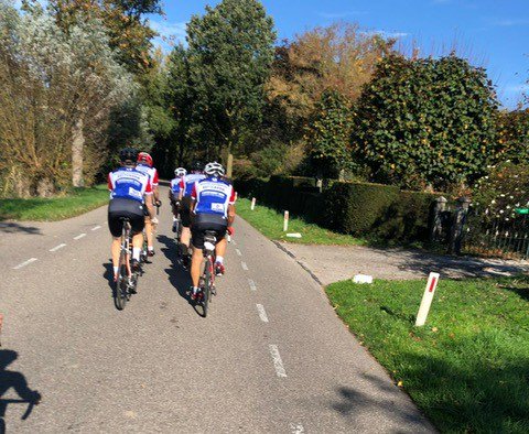 Gisteren met <a href="/PelotonK/">Peloton Katendrecht</a>  een hele mooie rit en een gezellige dag beleefd bij <a href="/MeewindKoers/">Meewind Koers</a>. Herfstkleuren, bossen, groene weides, vallende bladeren in schitterend zonlicht, alles picobello verzorgd. Bedankt Carlo Nistelrooy voor de gastvrijheid!