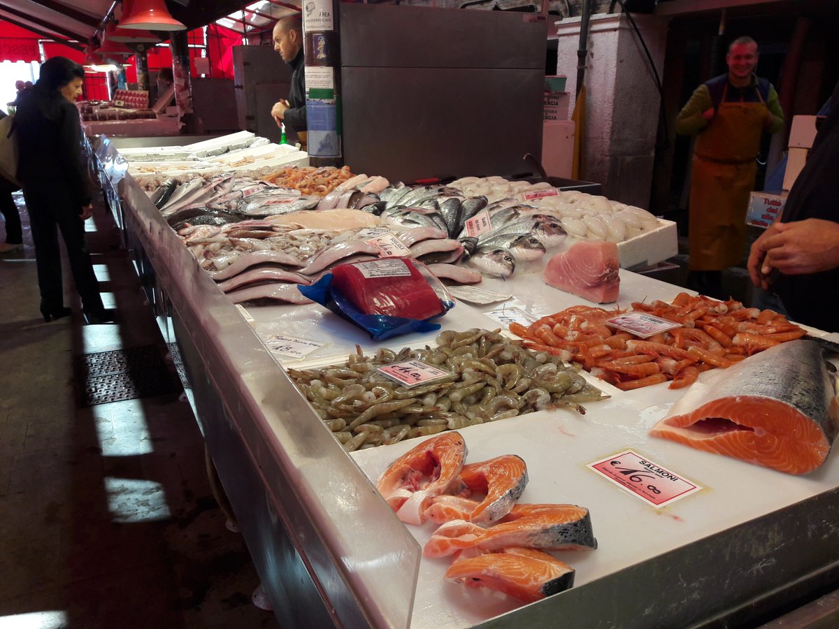 HelloFish_info's tweet photo. #Dallepescherie #Chioggia
Le #pescherie incontrate da @BMTI_IT vendono sia pescato locale o nazionale, la flotta della laguna di #Venezia è una delle più grandi in Italia!
Vendono anche prodotti dell'#acquacoltura come #orate #branzini e #molluschi
https://t.co/kVZhj3wgxC https://t.co/thuMlLHAG4