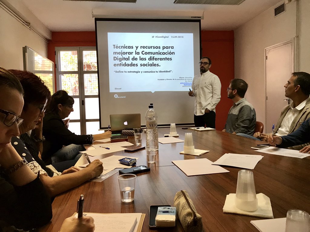 prodisterrassa's tweet image. Avui coneixem la @FRubricatus amb els companys i companyes de comunicació de diferents entitats de @_dincat i ens formem en #COMDigital amb @AchinchillaA ! #JuntsSomCapaços