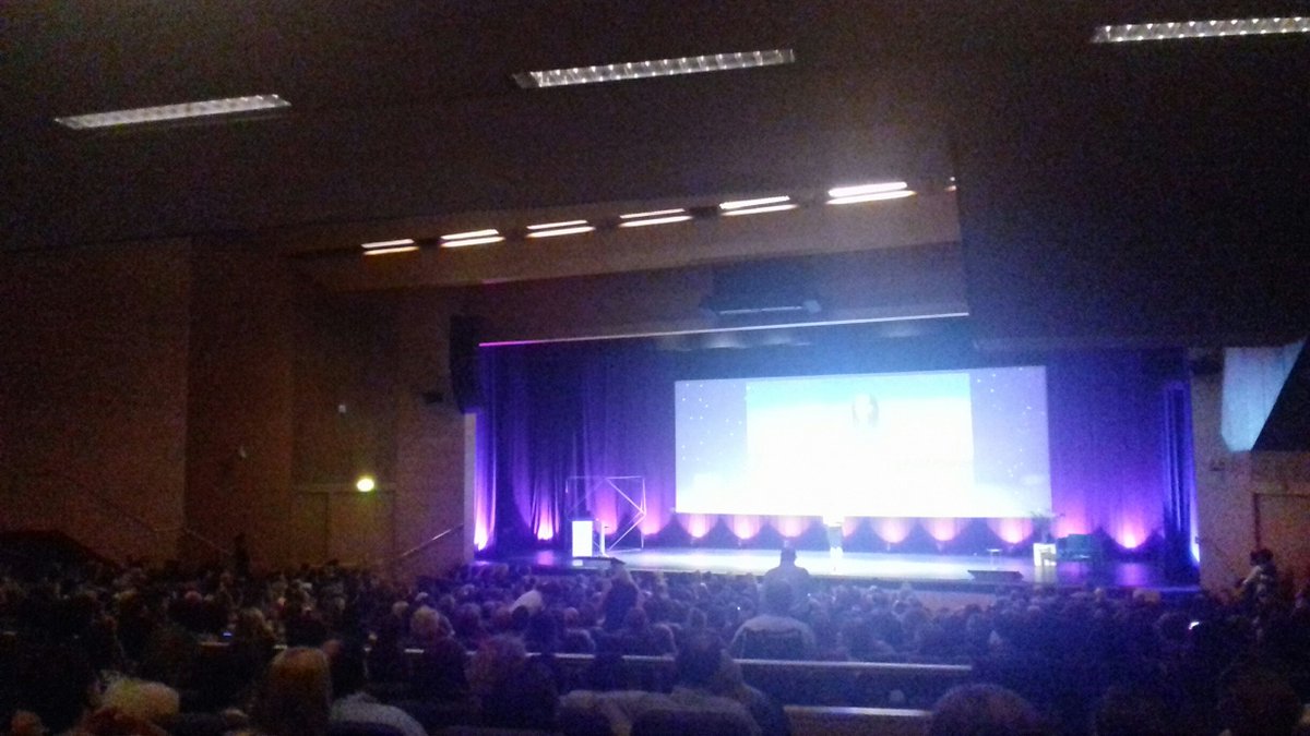 edit_planeta's tweet image. Un auditorio con más de 2.000 personas, salas abarrotadas viendo la conferencia por TV y una larga cola de lectores con sus ejemplares de la trilogía #CreeEnTi. Una experiencia emocionante la que vivió Rut Nieves el sábado en el @BeingOneForum de Valencia. @rutnievesmiguel