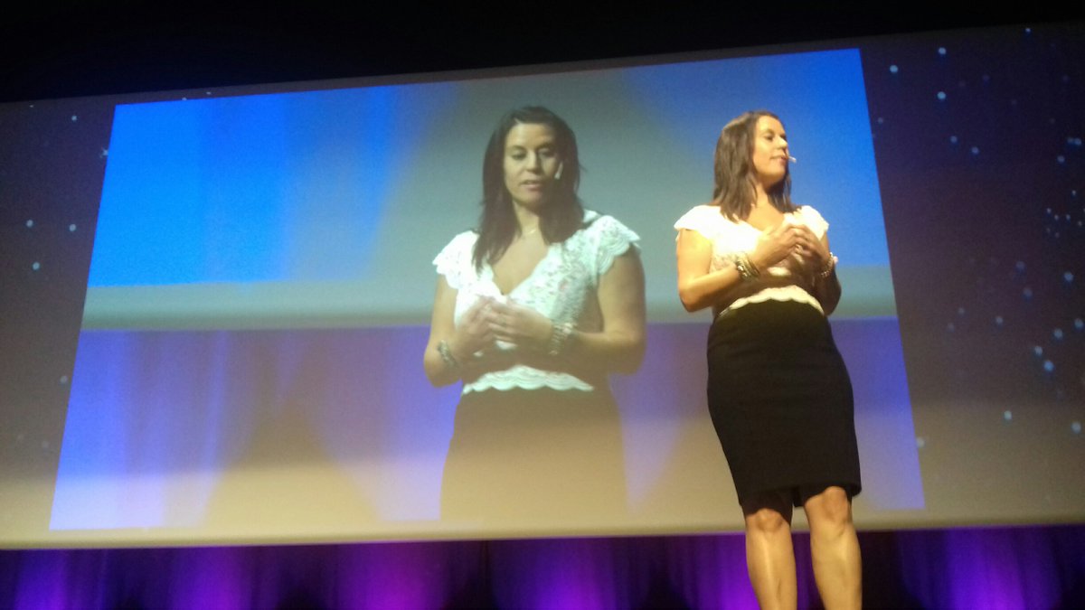 edit_planeta's tweet image. Un auditorio con más de 2.000 personas, salas abarrotadas viendo la conferencia por TV y una larga cola de lectores con sus ejemplares de la trilogía #CreeEnTi. Una experiencia emocionante la que vivió Rut Nieves el sábado en el @BeingOneForum de Valencia. @rutnievesmiguel