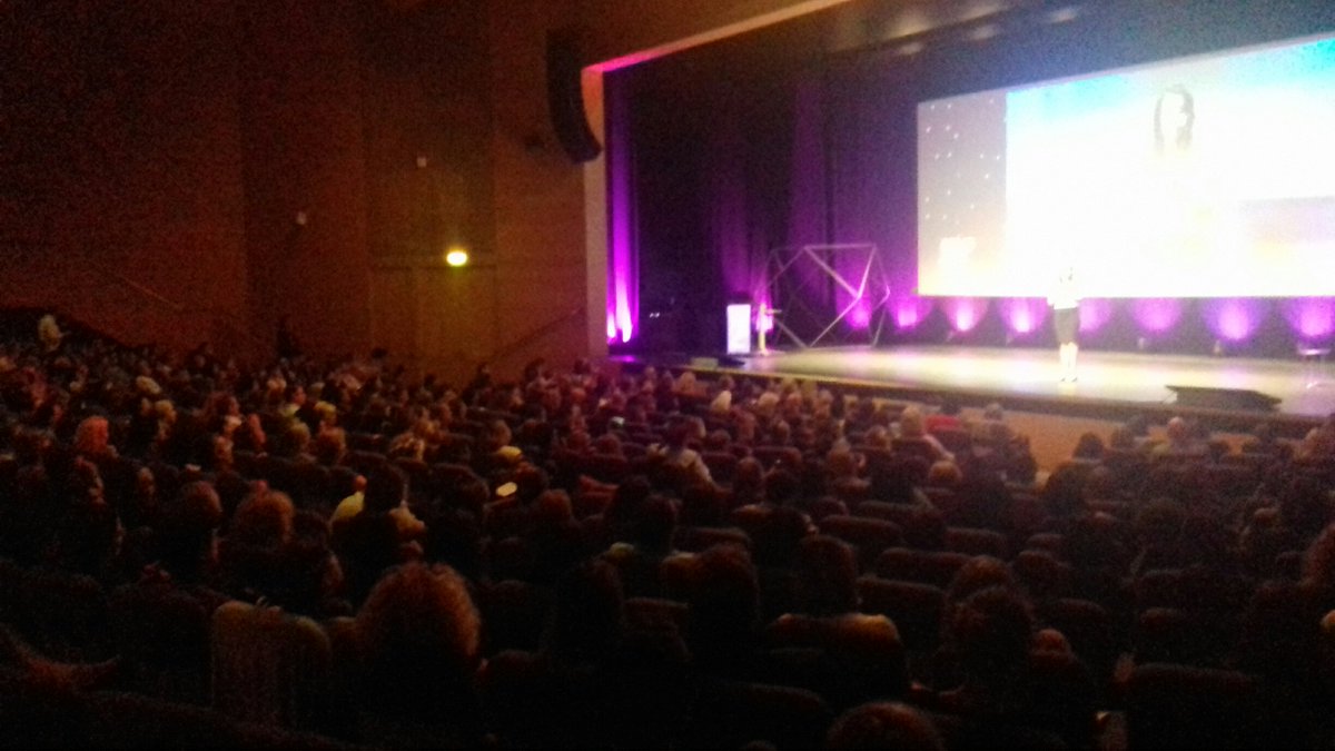 edit_planeta's tweet image. Un auditorio con más de 2.000 personas, salas abarrotadas viendo la conferencia por TV y una larga cola de lectores con sus ejemplares de la trilogía #CreeEnTi. Una experiencia emocionante la que vivió Rut Nieves el sábado en el @BeingOneForum de Valencia. @rutnievesmiguel