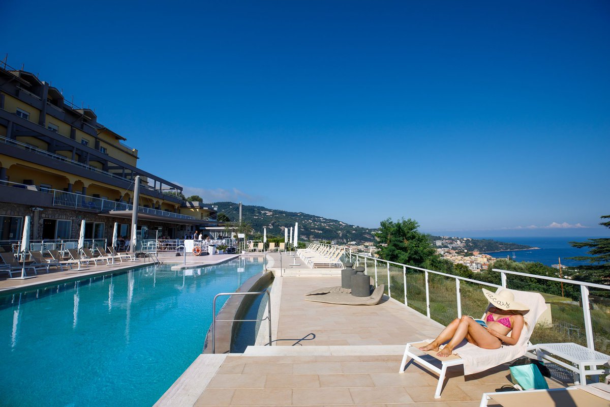 GranParadisoArt's tweet photo. #enjoying #october #quiteness #arthotelgranparadiso #sorrento #pool #panoramicpool #cornerofparadise #relax #relaxtime #sunnyautumn #enjoyrelaxwithus https://t.co/ymTAmTh99U