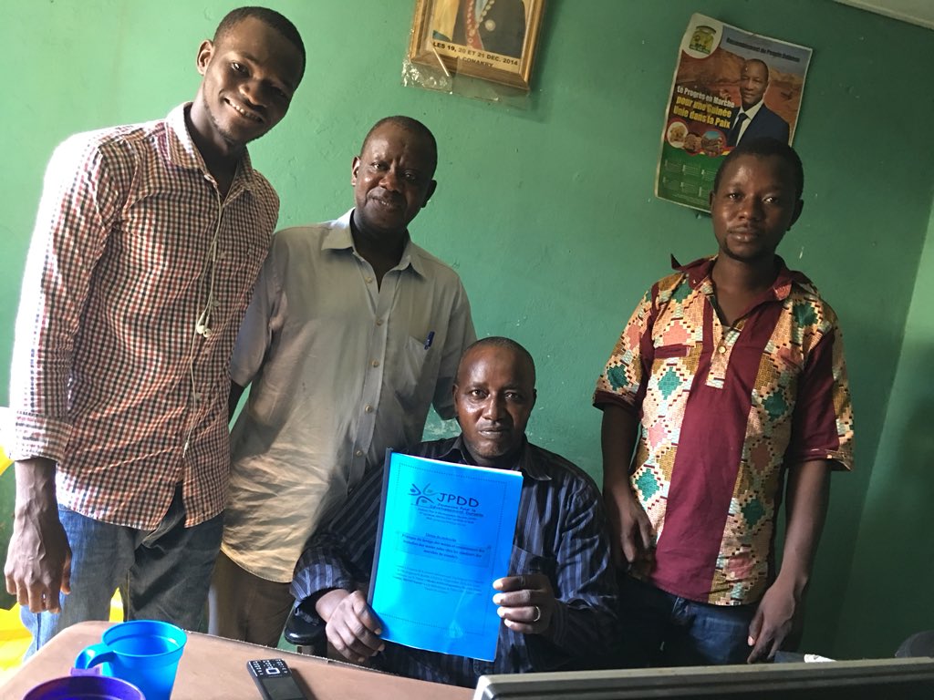ODDGuinee's tweet photo. Journée mondiale de lavage des mains. Une dotation des administrateurs de marché d’un document issu d’une études sur les réalités dans les marchés sur la connaissance des maladies des mains sales et le lavage des mains faite par la #JPDD @PNUDGuinee #GuineeODD @HilaryOgbonna https://t.co/4soqx8UIia