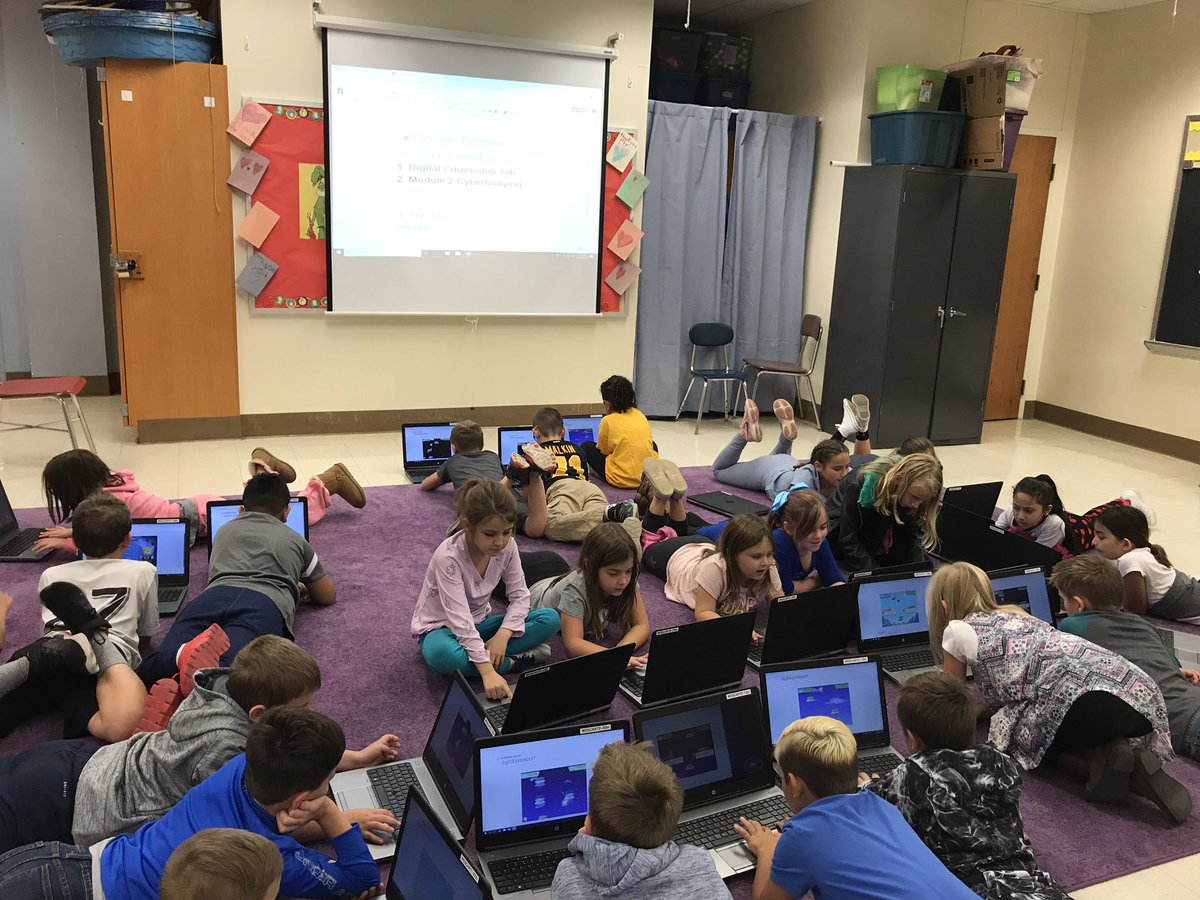 Kicking off Digital Citizenship Week at WES with a module thanks to  @Commonsense and earning the Privacy Badge! #DigCitWeek