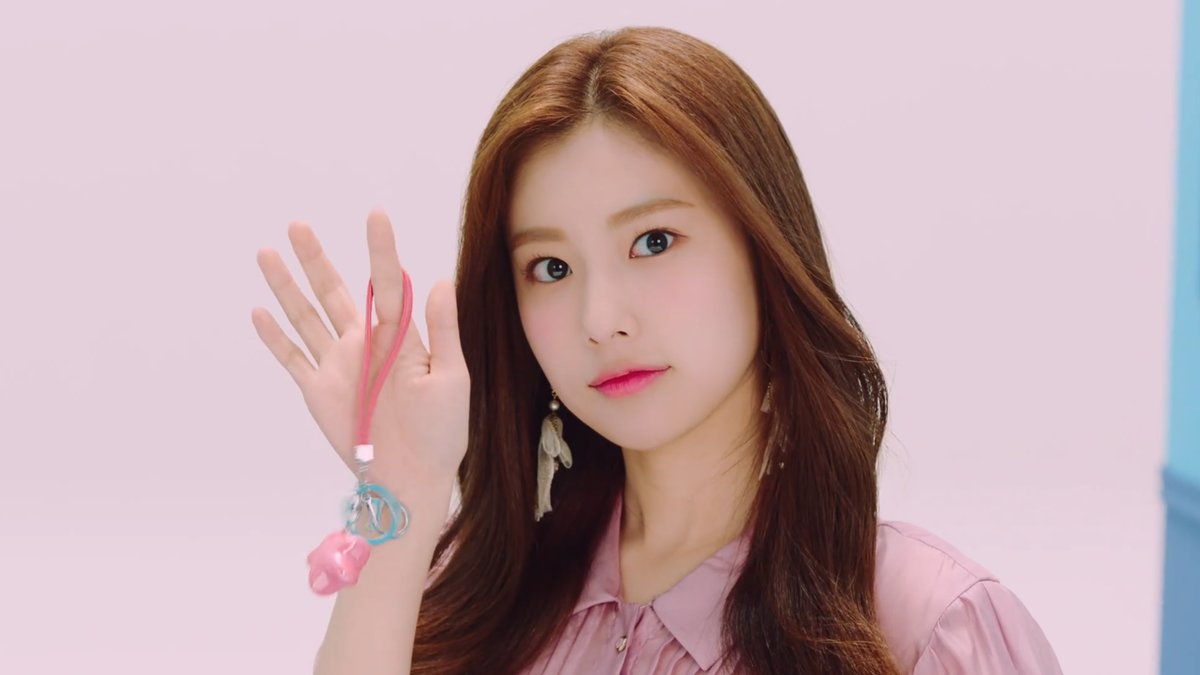 HyeWon_12ONE's tweet photo. Hyewon caps during the concept trailer 

#강혜원 #カンヘウォン #KangHyeWon #IZONE #アイズワン https://t.co/Uo5aqzvAxx