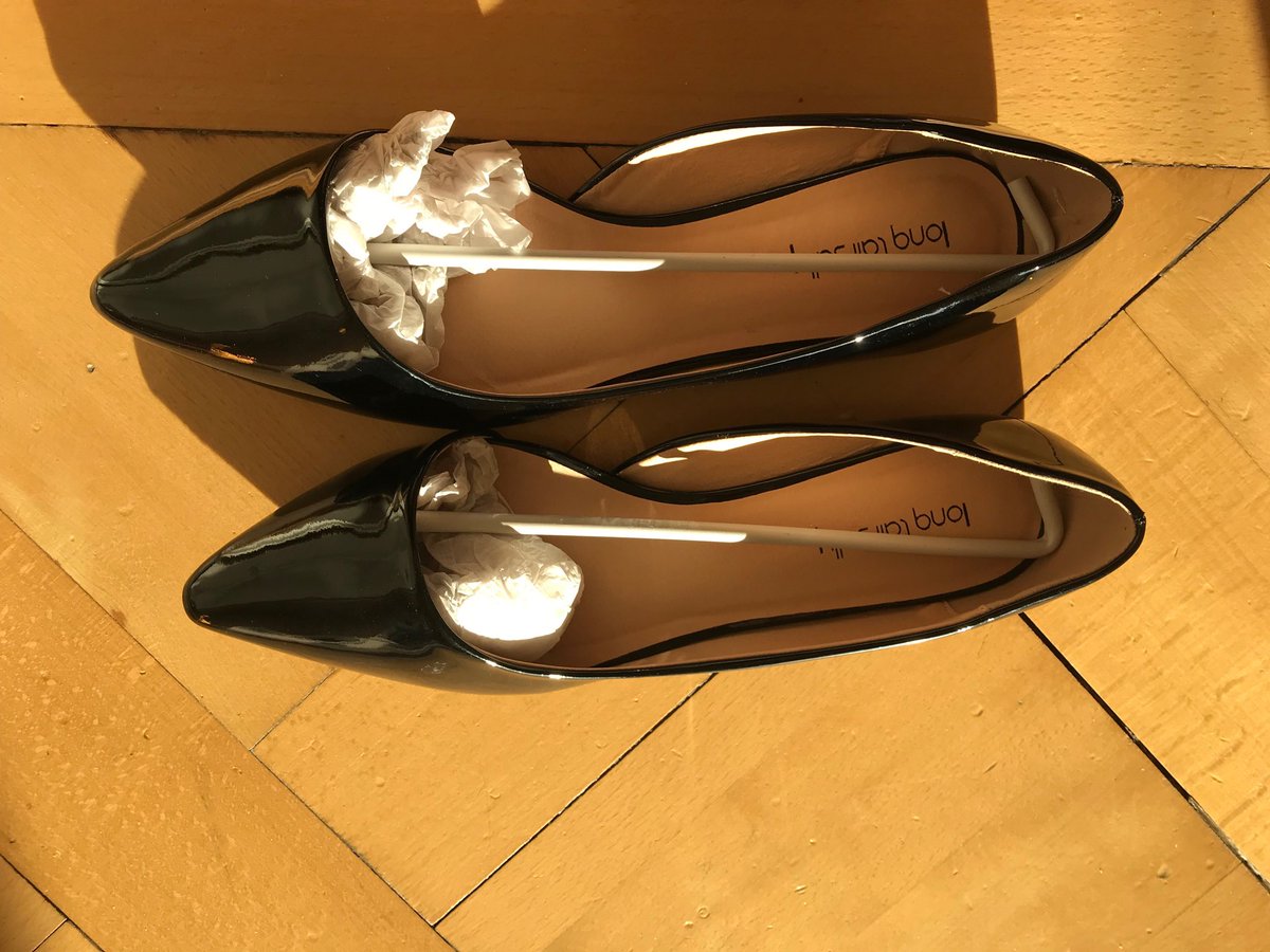 kuehnecorinna's tweet photo. Shoe delivery today - spot the mistake. But at least one fits well! 😋#zweilinkefuesse #onlinebestellung #orderedonline #almostperfect #YouHadOneJob #knappdanebenistauchvorbei https://t.co/6tGKloddzm
