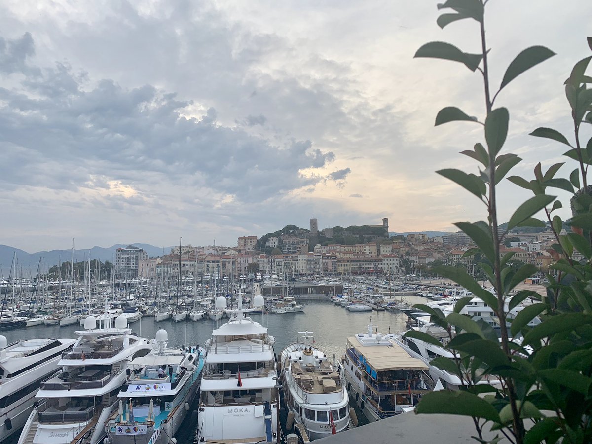 P7S1Group's tweet photo. The crowds are gearing up for the traditional @RedArrowInt #MIPCOM Cocktail. No better place in #Cannes to meet with clients, journalists, enjoy great #entertainment... and a cold bottle of #Tegernseer. #CocktailWithAView @mip https://t.co/MmHSP2ueXO