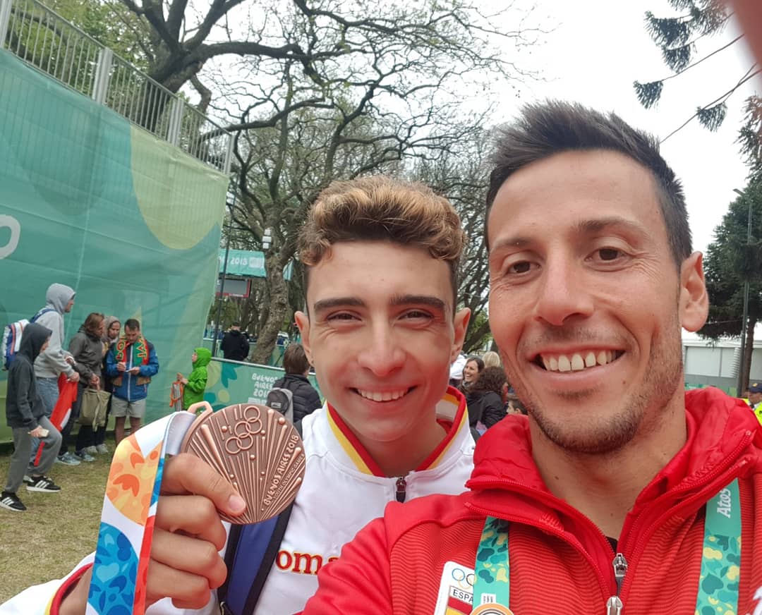 Trisamer's tweet photo. Un año que se puede resumir en 4 imágenes.

5 años para LLEVAR a un grupo de chavales de la nada..a la ÉLITE...a ser medallista en unos JJOO....ó a formar parte del grupo más numerosos de AGE GROUP en 1/2 Distancia.
"La construcción de un sueño"
@triatlonisbilya @guevara_dg https://t.co/dA867siHye