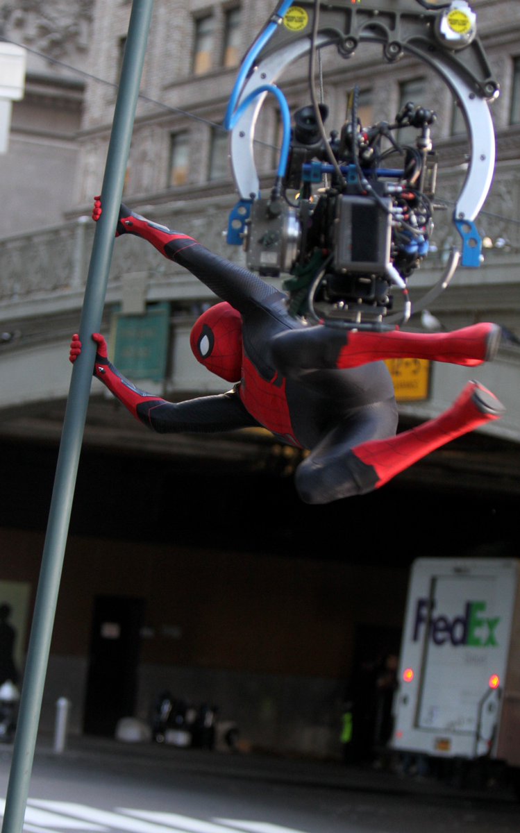 tomhollandbr's tweet photo. Tom Holland gravando cenas de 'Homem-Aranha: Longe de Casa', hoje em New Jersey. #SpiderManFarFromHome https://t.co/zJ0XEzOfjS