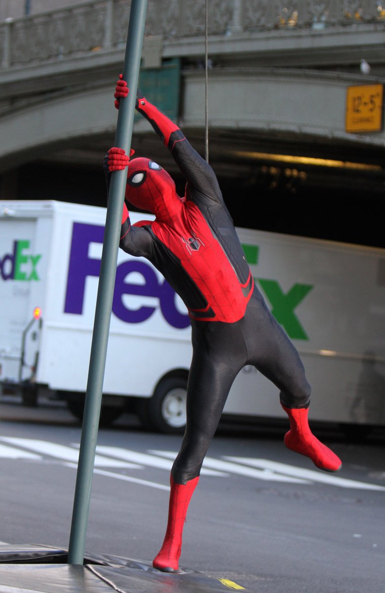 tomhollandbr's tweet photo. Tom Holland gravando cenas de 'Homem-Aranha: Longe de Casa', hoje em New Jersey. #SpiderManFarFromHome https://t.co/zJ0XEzOfjS