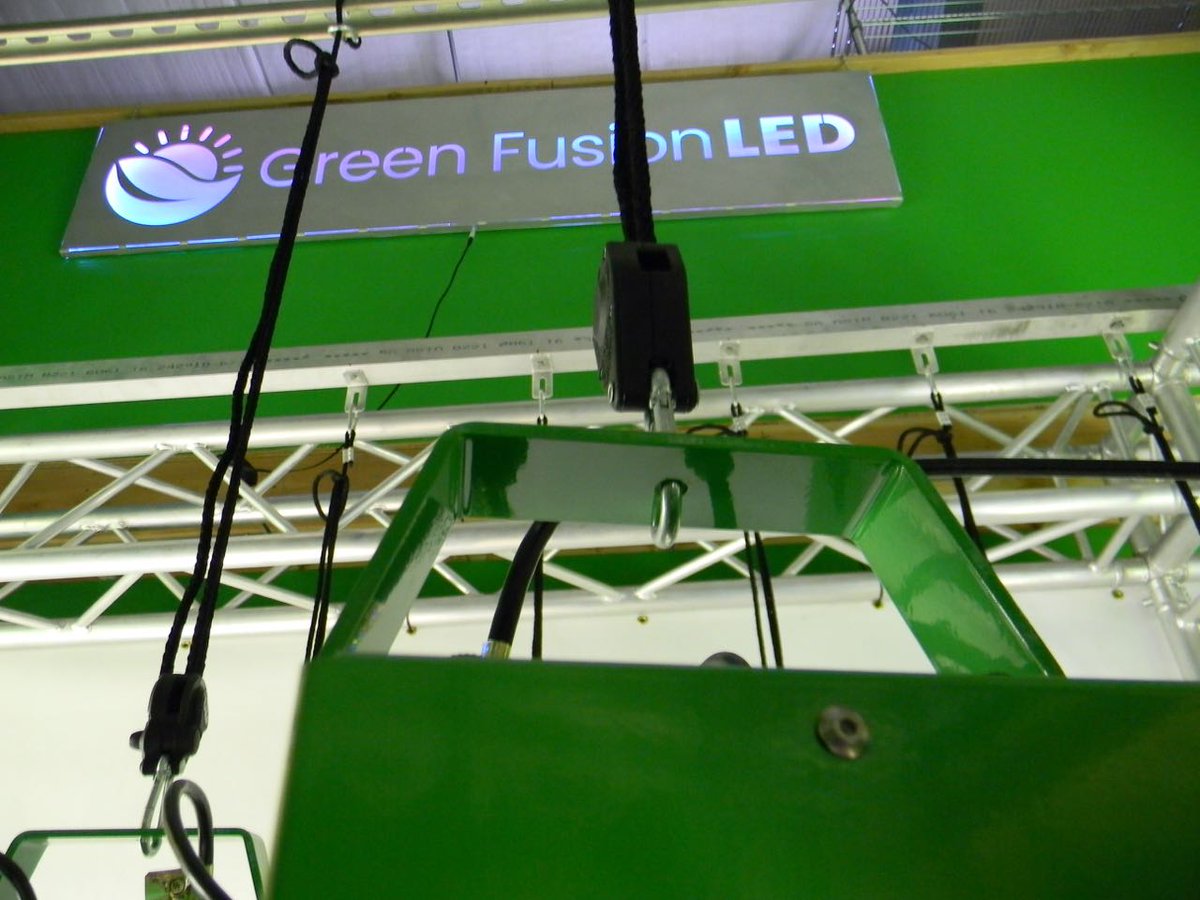 greenfusionled's tweet photo. @greenfusionled #supplementallights can be 1) hung with a bracket that fits over #maxpowerbars 2)hung by themselves and 3)mounted directly to something like a grid or wall mount. Look for us in Detroit OCT30&31 @1stCCCE #bestledgrowlights #growyourown #bestcommercialledgrowlights https://t.co/XcnXbDtx0h