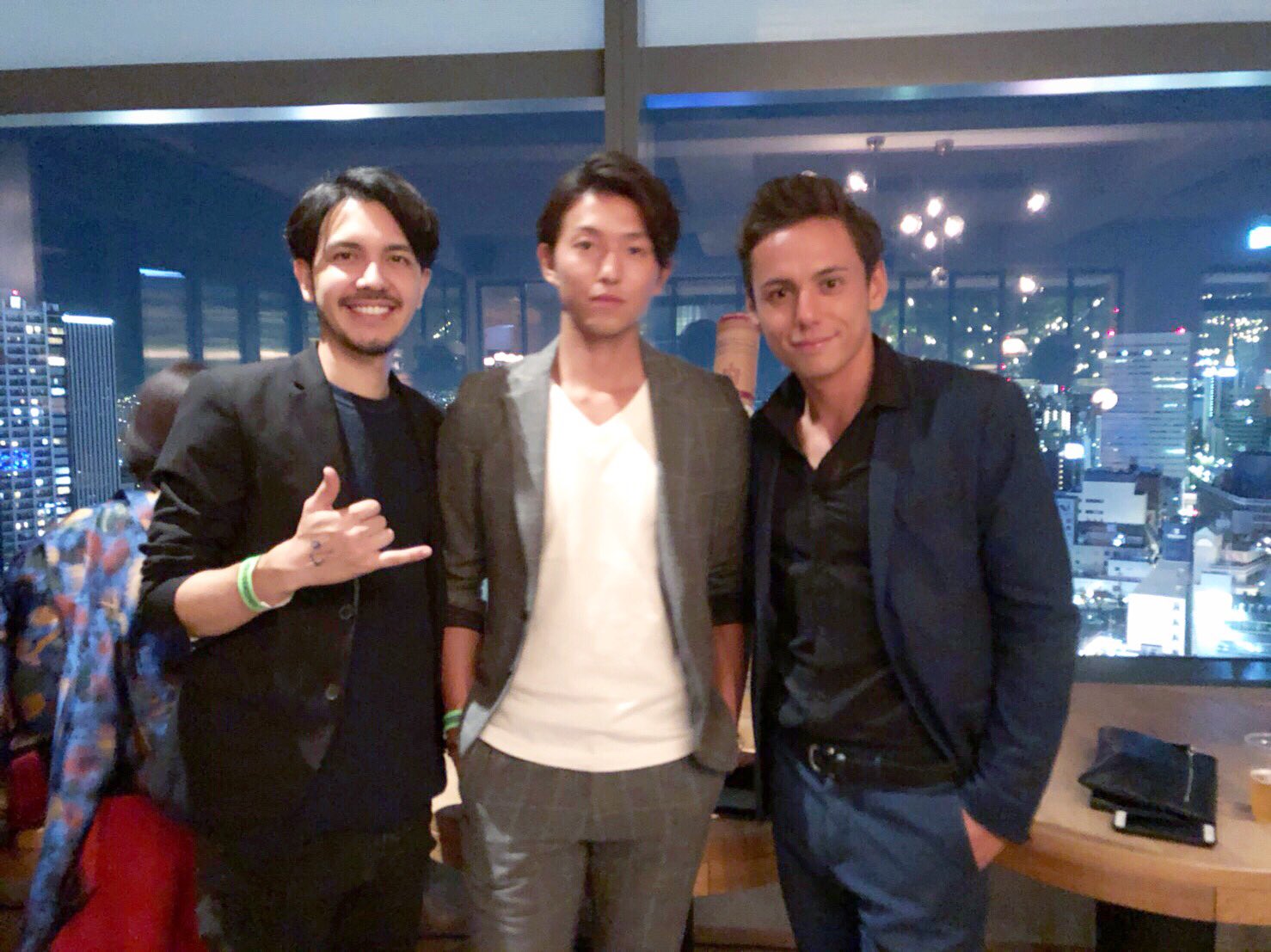 ヴィトル モデル Mc The Gatehouse Lounge Party Thegatehouse Lounge Party モデル ハーフモデル メンズモデル パーティー コーデ スーツ ファッション オシャレ ファッション コーデ 夜景 ブラジル に サンドウィッチ され 真顔