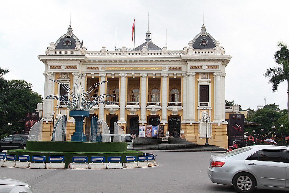 ヂオくん Hanoi Opera House Hanoi Vietnam Nha Hat Lớn Ha Nội Ha Nội Việt Nam 完全にparis ハノイ オペラハウス 市民劇場と呼ばれるこの建築は まさにパリのオペラ座がモデルらしい 息を呑む美しさ 観劇の他 見学ツアーでも入れる だが運