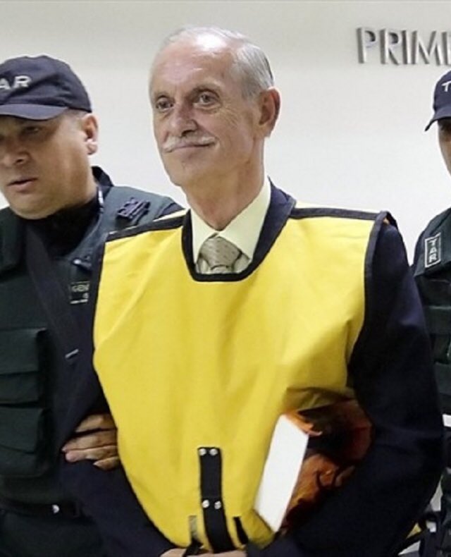 PipeHenriquezO's tweet photo. A Lumi Videla.

La torturó.
La violó.
La electrocutó.
La golpeó.
Quebró c/u de sus costillas.
Sacó sus pezones con alicates.
La asfixió.
Le pinchó veneno repetidas veces.
Y ordenó lanzar su cuerpo a la embajada de Italia.

¿El Ejército de mi país le rinde honores a Krassnoff? https://t.co/VdNgvuqPHG