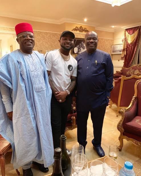 NewPostng's tweet image. Governors of Rivers and Ebonyi states host Davido newpostng.com/2018/10/15/gov…