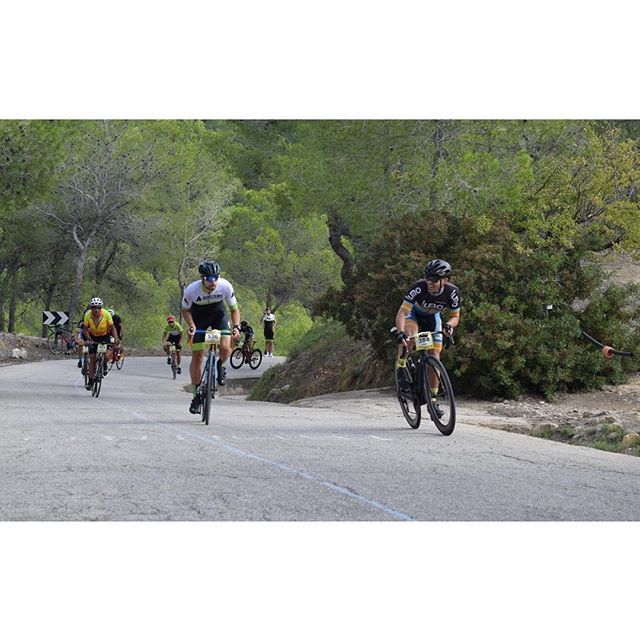 doszeroteam's tweet photo. ¡Cuanta clase en una sola foto! 
Nuestros compañeros @fabijomp y @johnnymartinez81 mano a mano en las duras rampas de Sta. Anna • • •
#doszero #doszeroteam #ciclismo #cycling https://t.co/cui2OBdBLG https://t.co/336n0YfMnJ