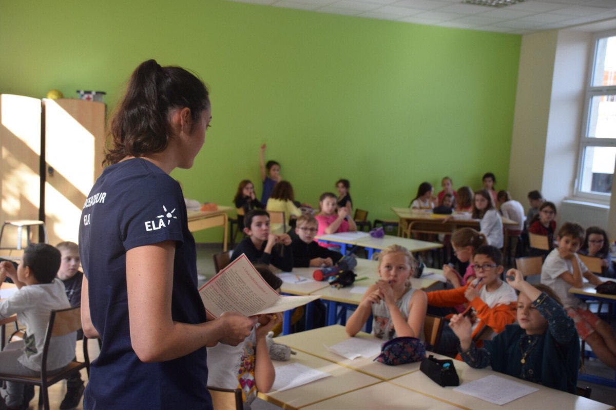 BourgesBasket's tweet photo. Sarah Michel, ambassadrice @ELAOfficielle depuis quelques années fait également la dictée à #Bourges #FiertéTango https://t.co/1mVrYdywui