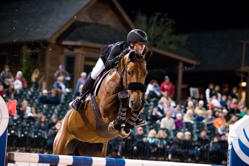 tumundoecuestre's tweet photo. Kent Farrington gana el $132,000 CSI3* Adequan Grand Prix. https://t.co/d0Tu4ArkZn #USA๐บ๐ธ๐บ๐ธ๐บ๐ธ #Tryon #NorthCarolina #MillSpring @TryonResort @USequestrian @kentfarrington #showjumping #fei #caballo #horse #jumping #equestrian #tumundoecuestre #rider #TIEC https://t.co/cNpUlSmY5c