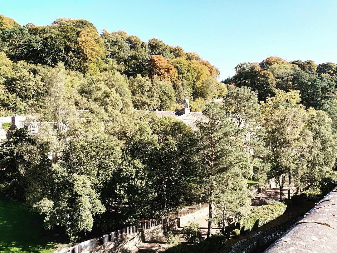 New Lanark looking absolutely stunning in the autumn sun! 🍂🍁 why not treat your kids this #OctoberWeek to a fun and educational family day out?!