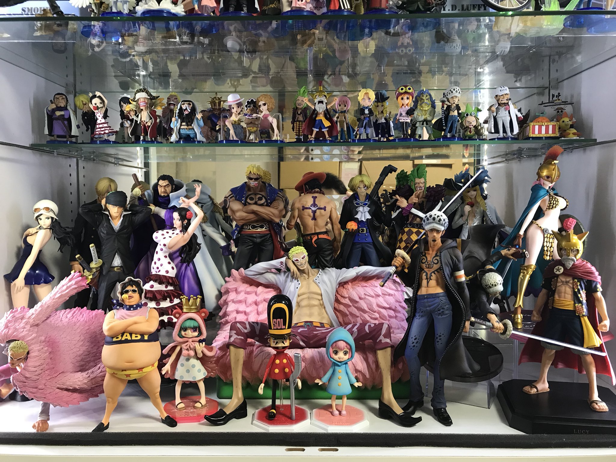 Jin Jinstudio 人感謝 面倒臭くなったからとりあえずこれで中断 ベビー5のフィギュアーツ買わなあかんね アーカイブドフラミンゴ飾りたかっただけです W ワンピースフィギュアを投稿しよう こんな部屋でも引かないよって方はrt