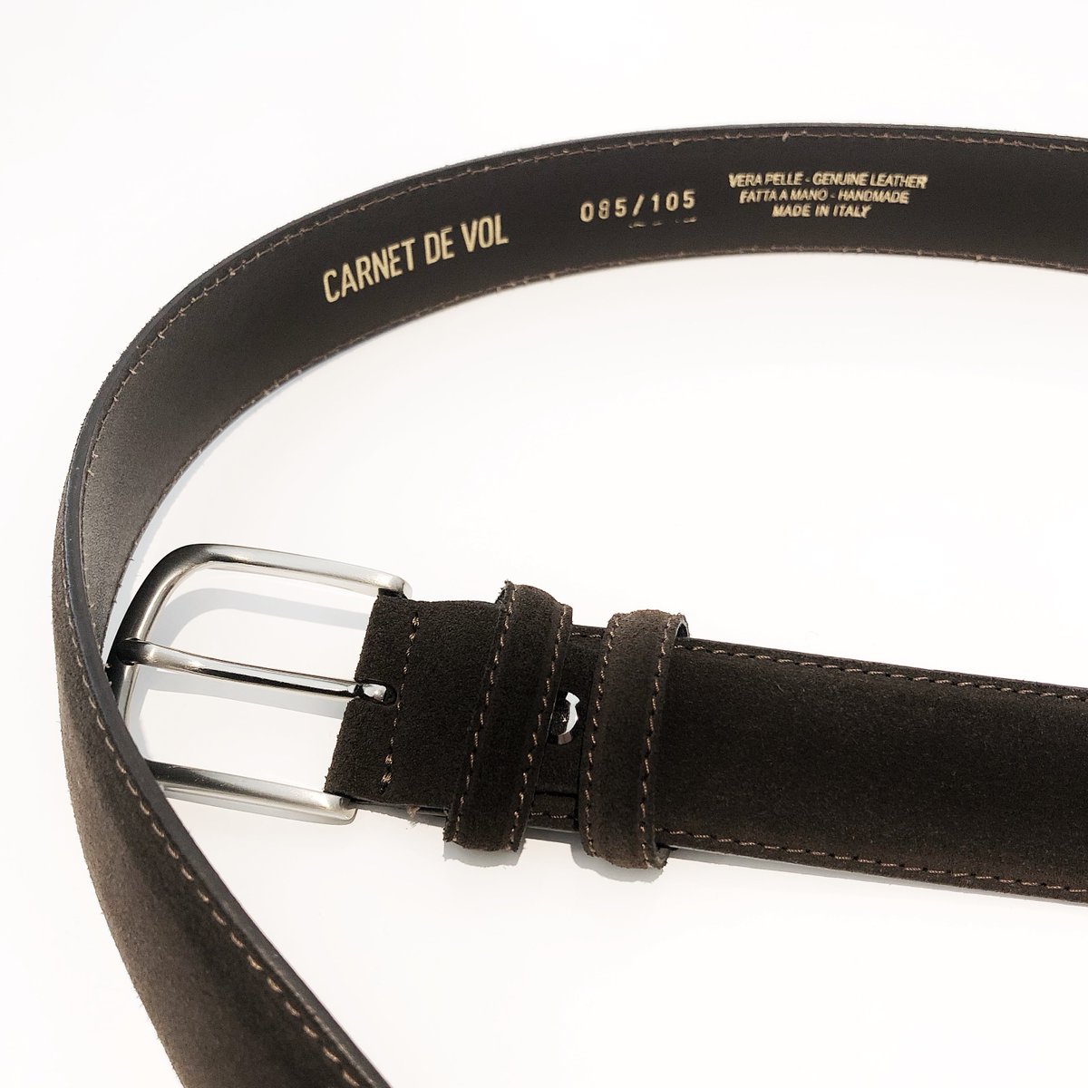 • La ceinture, pièce indispensable pour finaliser une tenue.
• Nos ceintures sont fabriquées à la main dans nos ateliers en Italie. 
 Nous avons opté pour des cuirs d'exception et pour des boucles à ardillons en métal avec une finition argent brillant.