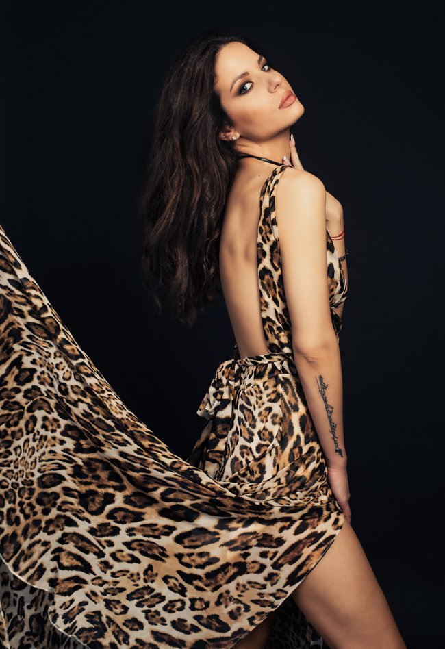 _studio64_'s tweet photo. "A woman’s dress should be a like a barbed-wire fence: serving its purpose without obstructing the view." - Sophia Loren 💋
👗@teodoravidak fashion designer in her fabulous dress, shot in our studio. 👀
#fashionphotography #studioshot #belgrade #beograd https://t.co/HxkzKwzDUj