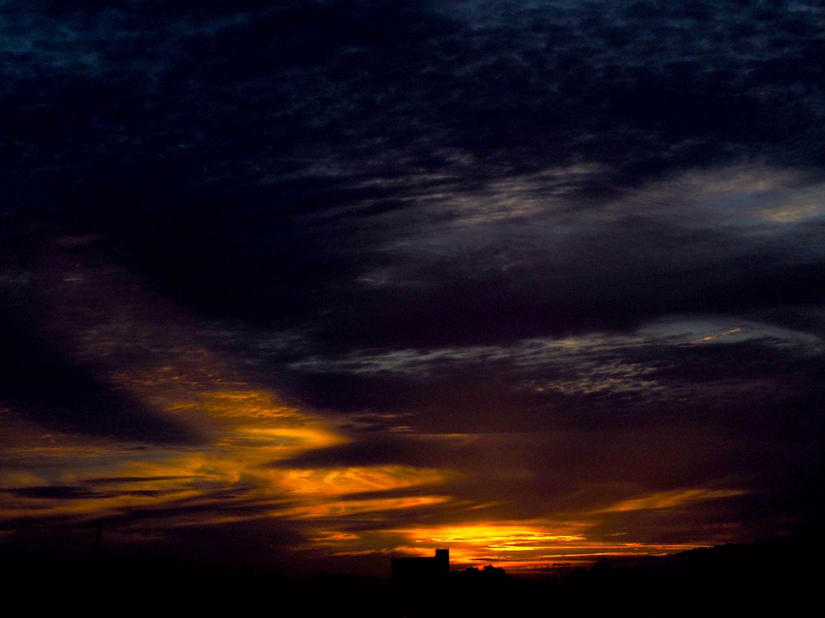 photosjpn's tweet photo. A couple of incredible, recent sunsets over Kobe, Japan! #sunset #CNN #CNNiReport #CNNSpace #space #clouds #nature #science #sky #sun #travel #Japan #photography #colors #beauty https://t.co/iGpxXbxIdQ