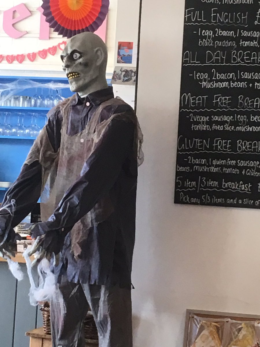 NorfolkPie's tweet image. This chap wanted to know if I wanted fries with my #sausage #buttie #Bacton #cafe #Norfolk  👻 #halloween 🤔