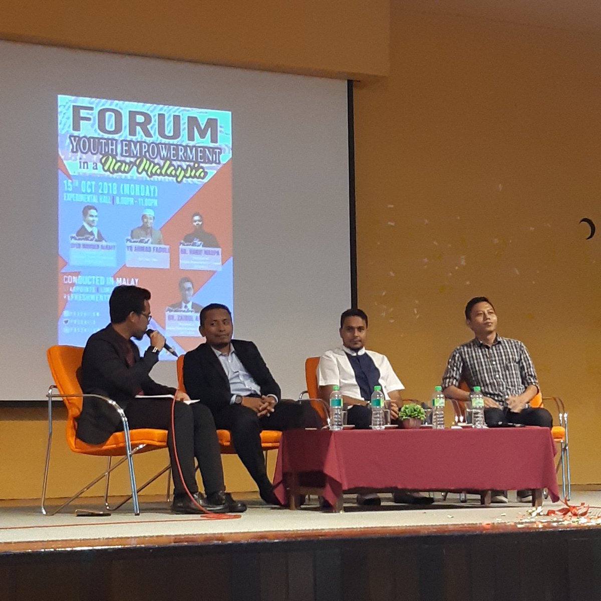 possaofficial's tweet photo. [LIVE UPDATE]
POSXCITEMENT WEEK
FORUM : YOUTH EMPOWERMENT IN A NEW MALAYSIA
15th OCTOBER 2018 (MONDAY)
EXPERIMENTAL HALL

#POSSAIIUM
#TOWARDSOUTSTANDINGLEGACY
#POSXCITMENTWEEK https://t.co/rmNAylJErW