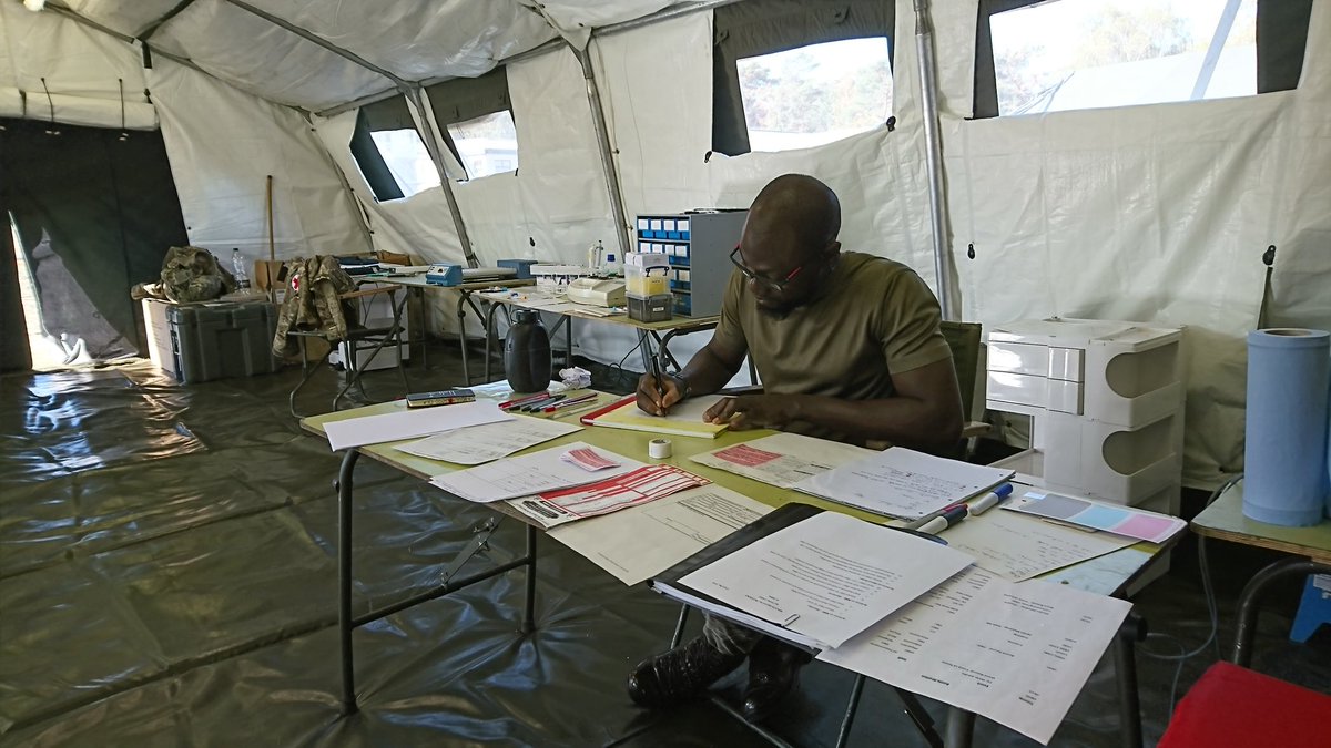#AHPsDay Deployed medical laboratory services being simulated by 207 Field Hospital's Bio-medical Scientist (BMS). Routine tests include blood testing, cross match and supply of blood products and routine analysis. 

#ArmyMedicalServices

apply.army.mod.uk/roles/army-med…
