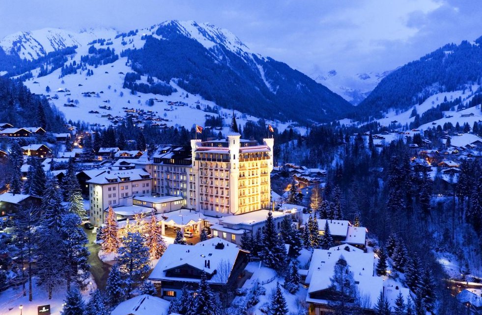 El Gstaad Palace se encuentra en una colina con vistas a la bonita localidad de Gstaad y ofrece unas vistas impresionantes a los majestuosos Alpes suizos.