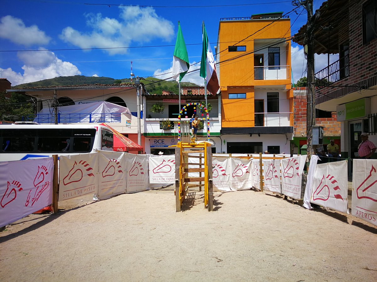 pipecorreac's tweet photo. Gran experiencia la que vivimos en @MunicipioDeAnza con el regional de #VaqueríaColombiana.
Seguimos trabajando por un legado... Por un patrimonio Campesino.
#ASOVACA https://t.co/OLDNekePbw