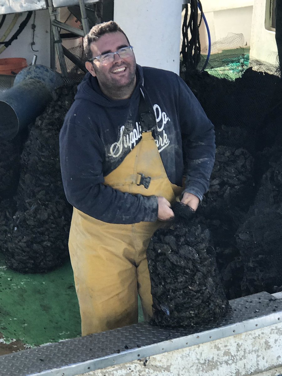 Arranca la I Jornada “Cocina a bordo” en Caleta de Vélez con un grupo cojonudo de cocineros y gastrónomos. De la mano de Sebas Chinchín en su barco buscamos el primer producto, mejillón de Caleta que recogemos directamente de barco. Ahora a la vaca a por el pulpo y lo que venga.