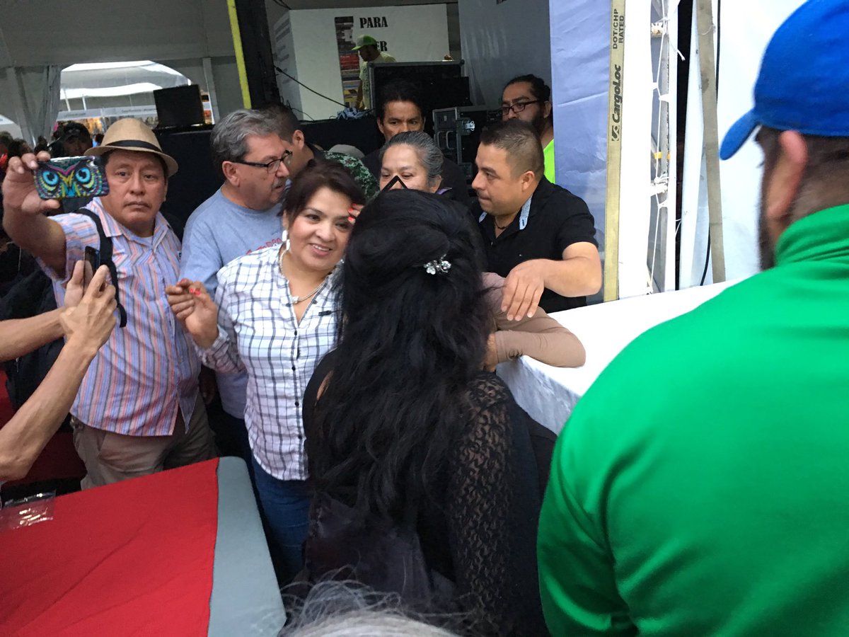NestoraTeamMx's tweet photo. Innegable el cariño y aprecio de la gente con @nestora_salgado.

Ayer estuvimos escuchándola con el @DrJMMireles y @Taibo2.

#FILZocalo2018 https://t.co/ocTrx1sYD6
