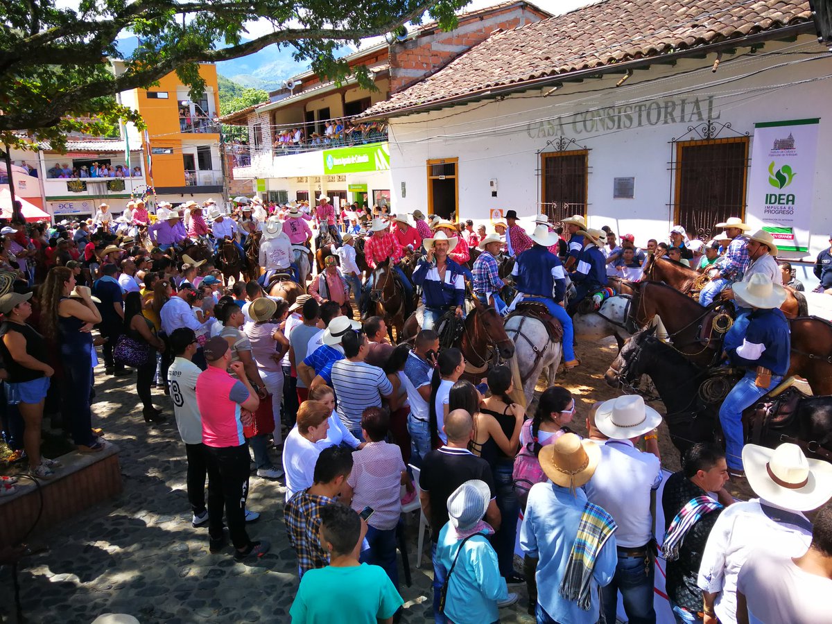 pipecorreac's tweet photo. Gran experiencia la que vivimos en @MunicipioDeAnza con el regional de #VaqueríaColombiana.
Seguimos trabajando por un legado... Por un patrimonio Campesino.
#ASOVACA https://t.co/OLDNekePbw