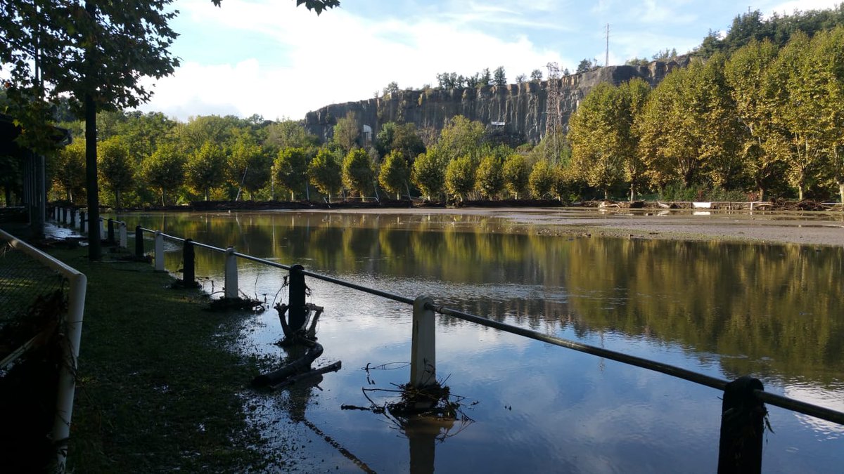 cdborgonya's tweet photo. Desgraciadament, degut a les fortes precipitacions de les últimes hores, la crescuda del riu ha arrasat amb les instal·lacions i el camp de futbol de Borgonyà. Aquest fet suposarà un imptediment per les futures activitats esportives de la zona durant un temps indeterminat. https://t.co/kIgMyY05Ei