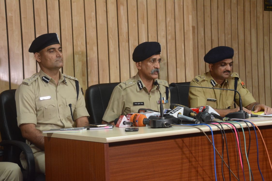 PoliceRajasthan's tweet photo. सीकर जिले के CI मुकेश कानूनगो एवं कॉन्स्टेबल रामप्रकाश के हत्या मामले में अहम ख़ुलासा करते हुए ADGP Crime श्री पीके सिंह, महानिरीक्षक @IgpJaipur श्री वीके सिंह व उनकी टीम ने प्रेसवार्ता में बताया की हत्या के आरोपी कुछ अभियुक्तों-रामपाल, अजय, जगदीश व आमीर को गिरफ्तार कर लिया है। https://t.co/bputzpZ4g2