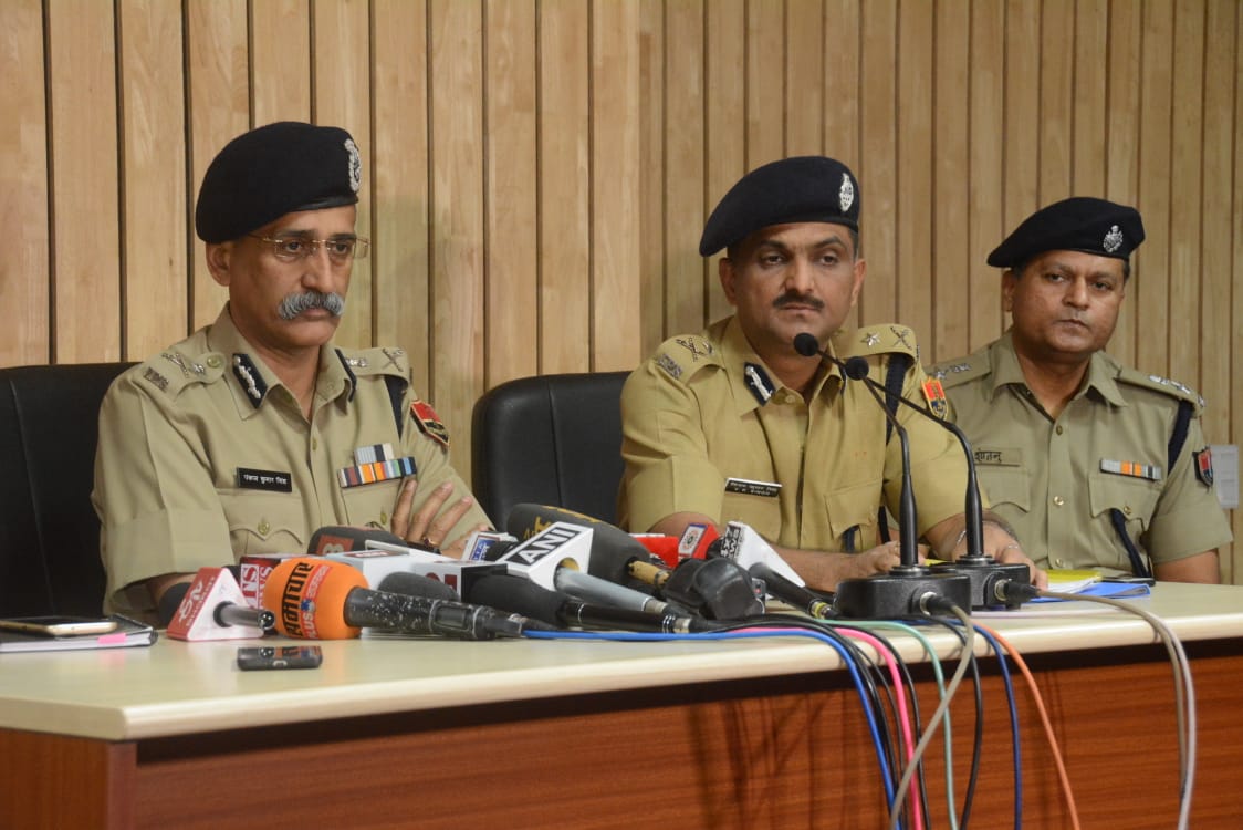 PoliceRajasthan's tweet photo. सीकर जिले के CI मुकेश कानूनगो एवं कॉन्स्टेबल रामप्रकाश के हत्या मामले में अहम ख़ुलासा करते हुए ADGP Crime श्री पीके सिंह, महानिरीक्षक @IgpJaipur श्री वीके सिंह व उनकी टीम ने प्रेसवार्ता में बताया की हत्या के आरोपी कुछ अभियुक्तों-रामपाल, अजय, जगदीश व आमीर को गिरफ्तार कर लिया है। https://t.co/bputzpZ4g2
