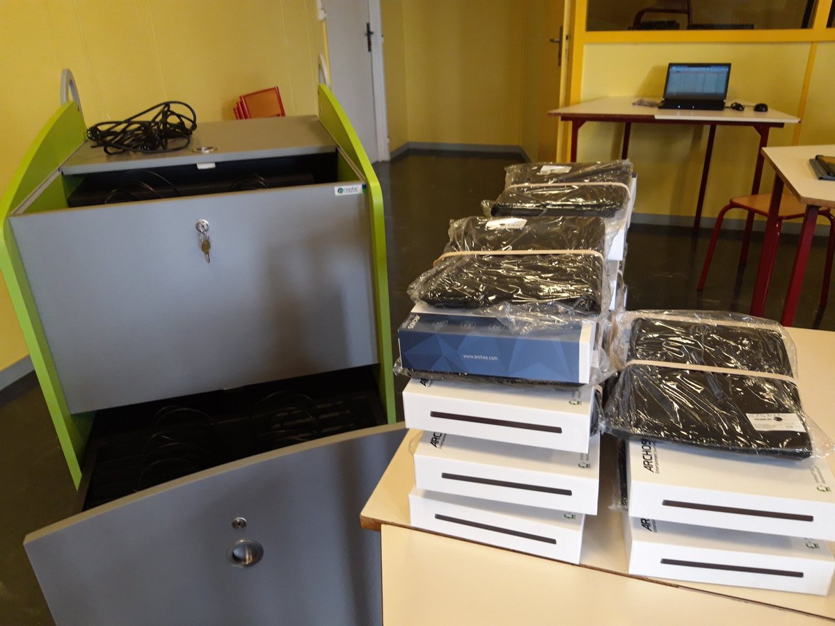 Livraison de 13 tablettes pour les enseignants du collège Jean Lamour de Nancy par @NJungker du @Departement54 accompagnée de <a href="/dane_nancy_metz/">DRANE Nancy-Metz</a>
<a href="/acnancymetz/">Académie de Nancy-Metz</a>
Présentation de fonctionnalités de #monbureaunumerique