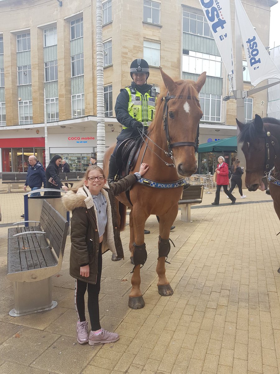 Triggs0608's tweet photo. @ASPoliceHorses Lilly-Mai met Police horse Wessex in Bristol today! 😍 #aspolicehorses https://t.co/r9Rlnvw0uI