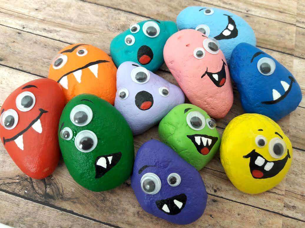 Make your own monster with this spooky spin on pet rocks, brought to you by <a href="/Inspire_Edit/">Angela Milnes - The Inspiration Edit</a>! 👀 bit.ly/2xOQ4Ds